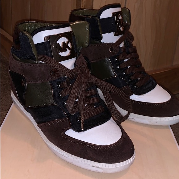 Sneakers - Picture 2 of 3